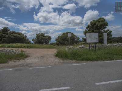 Da Altamura percorriamo la SP238 in direzione Corato per circa 15 km, fino a incrociare sulla sinistra una stradina sterrata che presenta all�ingresso due cartelli che indicano il sito che andremo a visitare